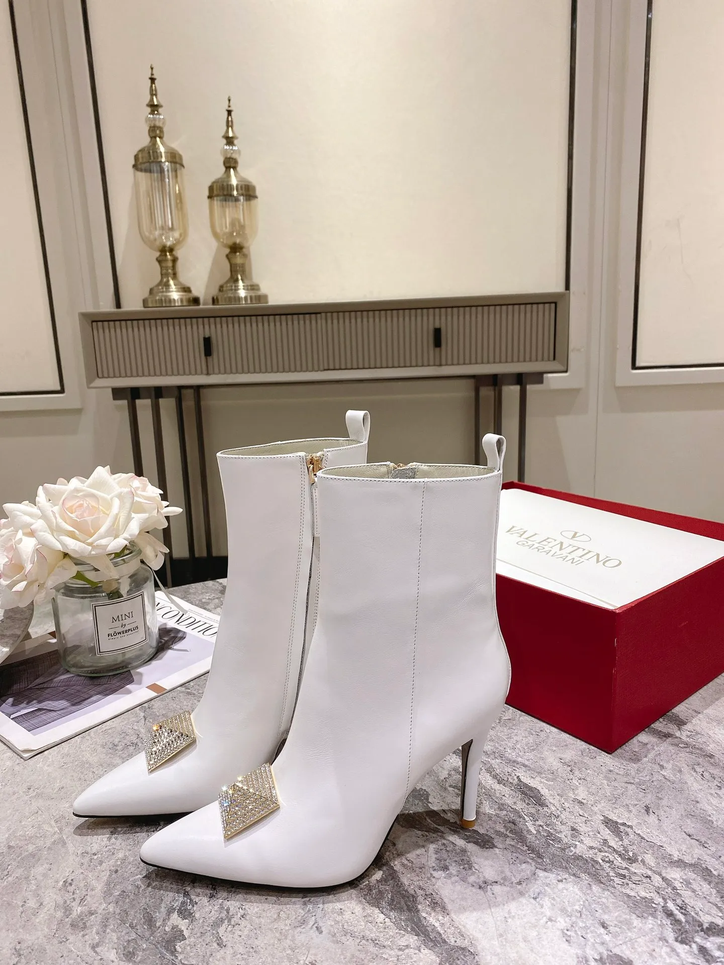 👟👟Ex-factory price 540👟👟 Genuine leather sole +40 [Valentino] Valentino autumn and winter fashion women's boots: comfortable and versatile, making your legs look longer! Fabric: Imported first-layer cowhide ⚡With inner zipper version ⚡The lining and feet are all high-end sheepskin! Outsole: There are two options: non-slip and wear-resistant rubber outsole and Italian leather outsole ~ equipped with Warren's [Pyramid] special buckle that will not rust. Number of yards: 35−41 (customized for sizes 34-42): rubber sole, - genuine leather sole +40